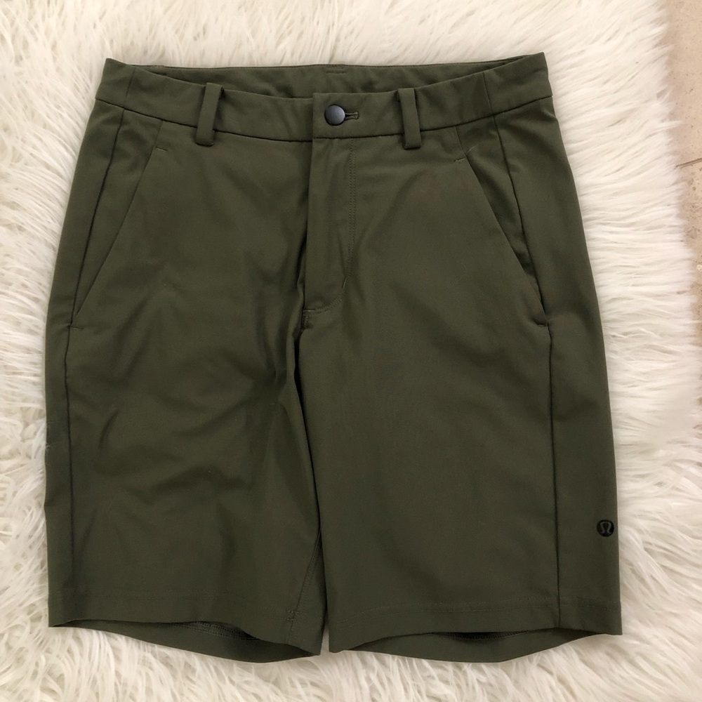 LULULEMON Men’s Lightweight Shorts Size 30 in Olive Green